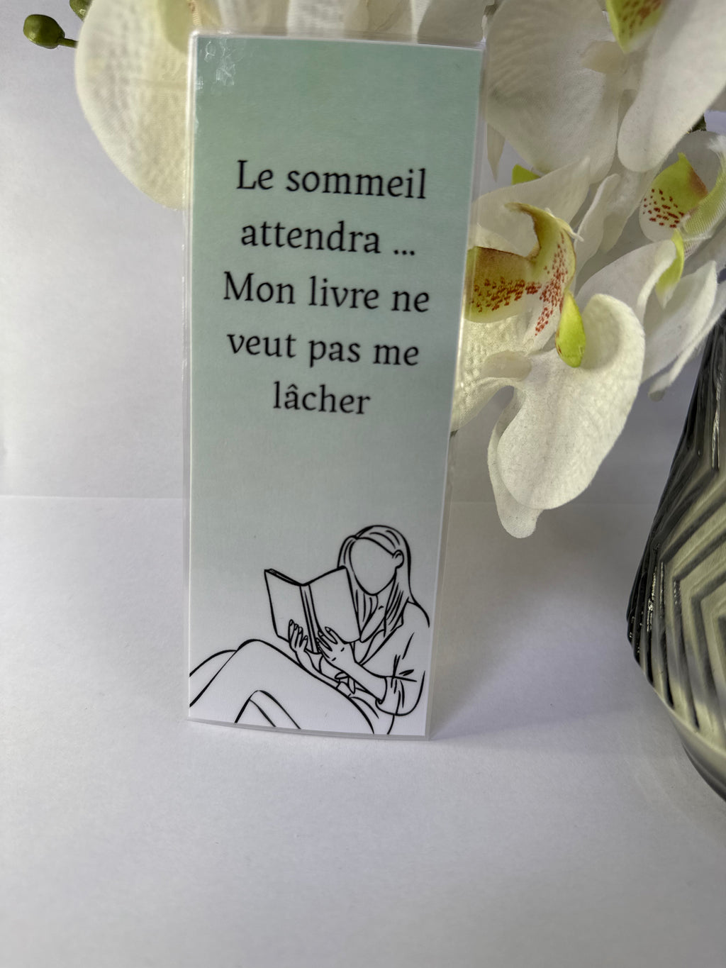 Marque-page citation – “Le sommeil attendra, mon livre ne veut pas me lâcher”