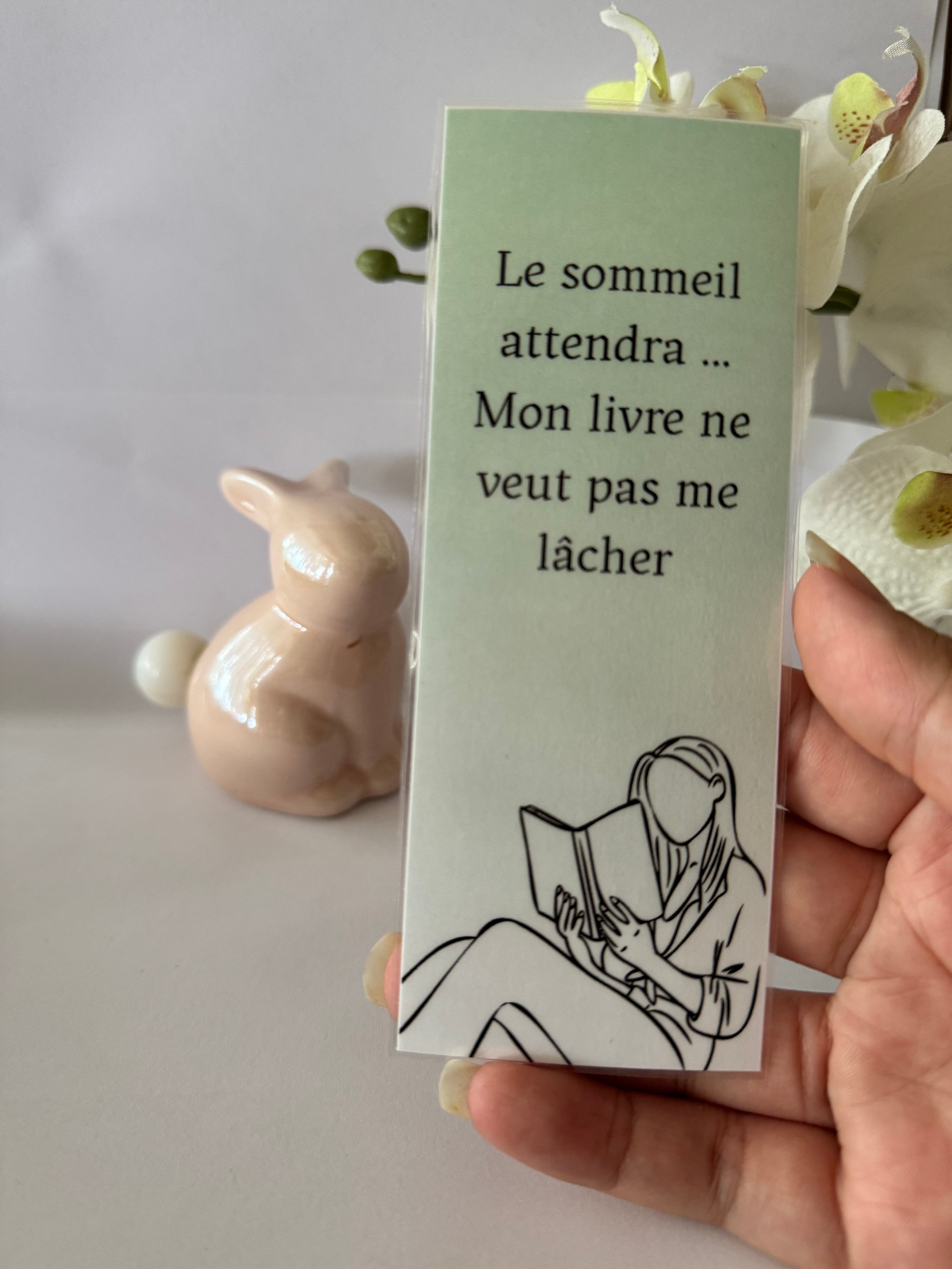 Marque-page citation – “Le sommeil attendra, mon livre ne veut pas me lâcher”