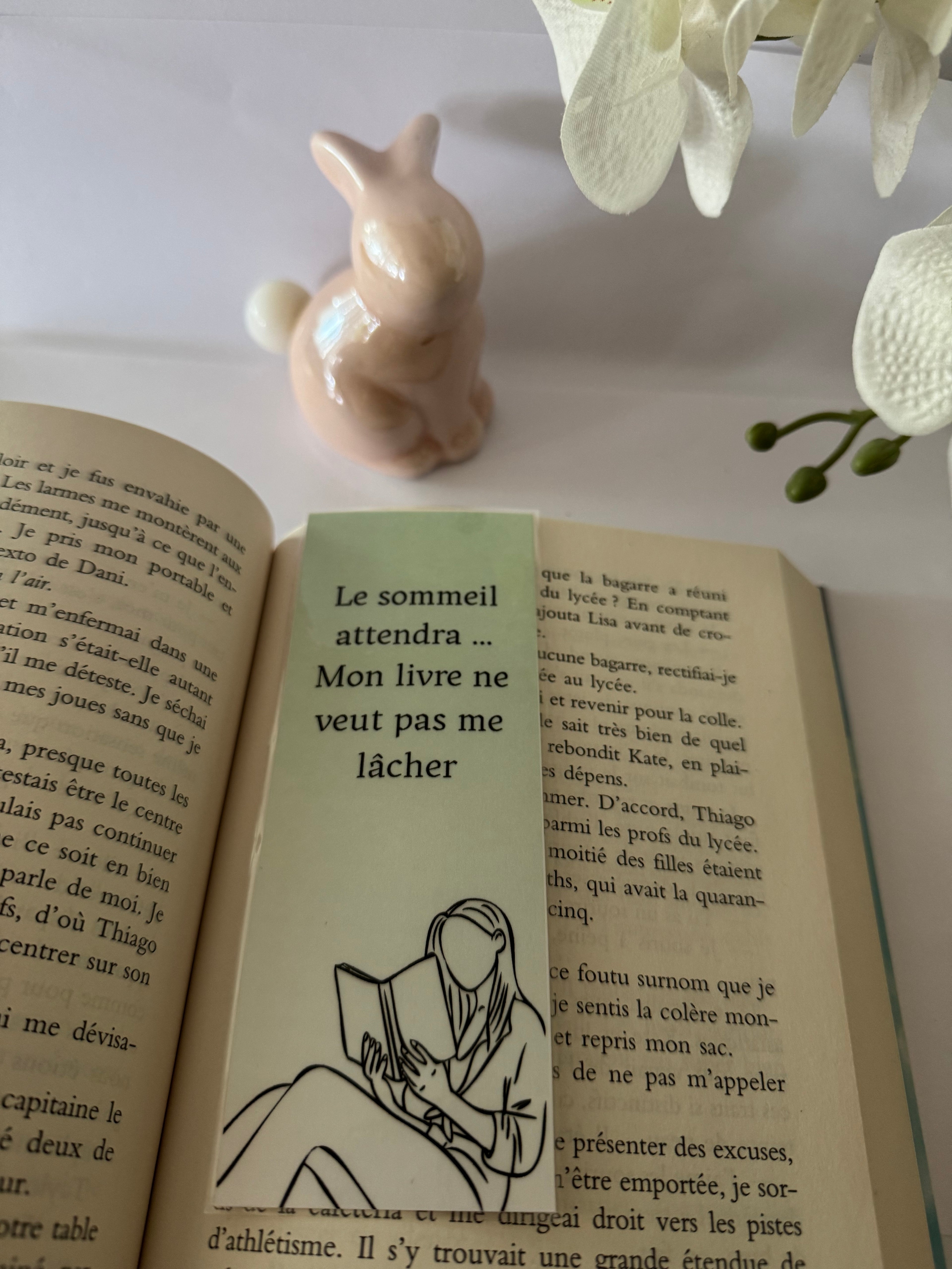 Marque-page citation – “Le sommeil attendra, mon livre ne veut pas me lâcher”
